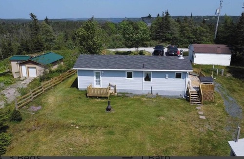 Terra Nova House | Cozy 2-bedroom bungalow in the country but minutes to the highway!