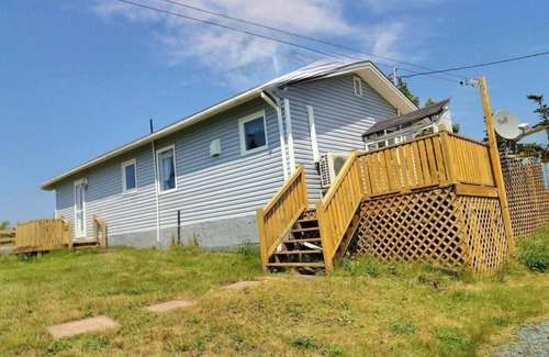 Terra Nova House | Cozy 2-bedroom bungalow in the country but minutes to the highway!