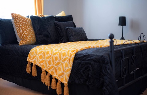 Holly Springs House | Cozy 2-bedroom building in serene Holly Springs with WIFI, AC and great decor.