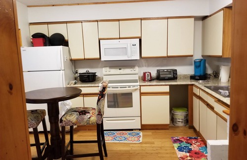 Berlin House | Cozy 2-bedroom bungalow, 10 minutes from beach, pet friendly