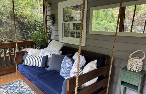 Clayton House | Cozy 2-bedroom Bungalow 5 minutes from Downtown