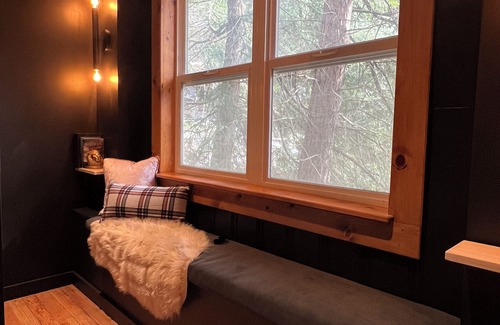 Arrowhead Villas Cabin | Cozy 2-bedroom cabin in charming Lake Arrowhead with full kitchen and WiFi