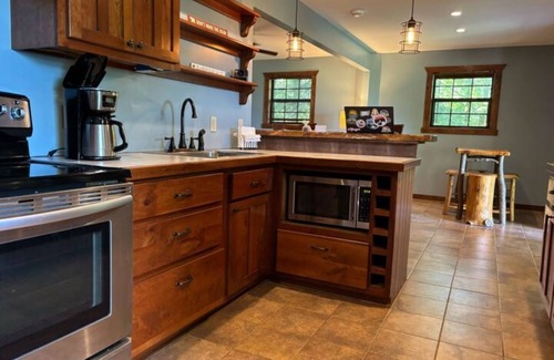 Blairsville Cabin | Cozy 2-bedroom cabin in beautiful Blairsville with AC, WiFi