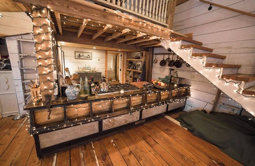 South Londonderry Cabin | Cozy 2-bedroom cabin in enjoyable Londonderry with AC with hot tub and sauna
