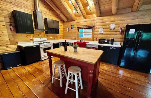 Twain Harte Cabin | Cozy 2-bedroom cabin in adorable Twain Harte with WiFi, AC