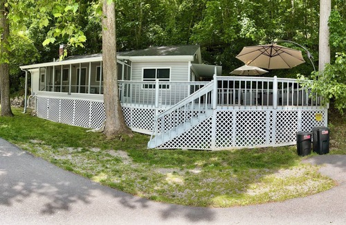 Hiltons Cabin | Cozy 2-bedroom cabin with AC, WiFi