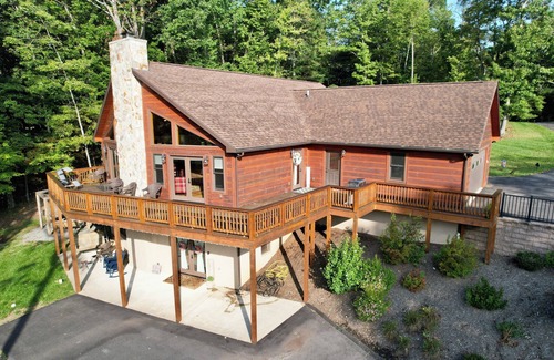 Old Town Cabin | Cozy 2-bedroom cabin with lots of room, AC and WiFi near the Blue Ridge Parkway.