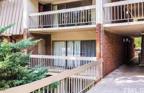 Chapel Hill Condo | Cozy 2 Bedroom Condo 2 Miles from UNC-Chapel Hill
