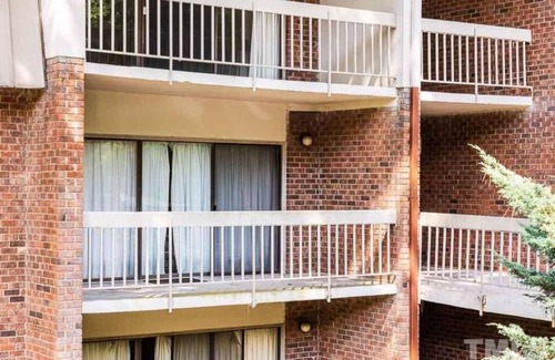 Chapel Hill Condo | Cozy 2 Bedroom Condo 2 Miles from UNC-Chapel Hill