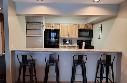 Bellaire Condo | Cozy 2-Bedroom Condo, Stunning Golf Course Views – Perfect for Families & Groups