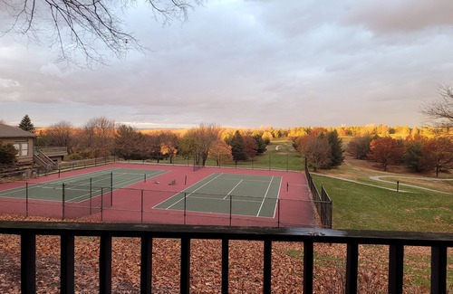 Bellaire Condo | Cozy 2-Bedroom Condo, Stunning Golf Course Views – Perfect for Families & Groups