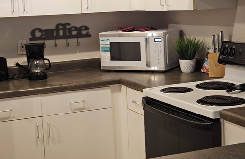 East Town Condo | Cozy 2-bedroom condo in charming Milwaukee with fitness room, WiFi