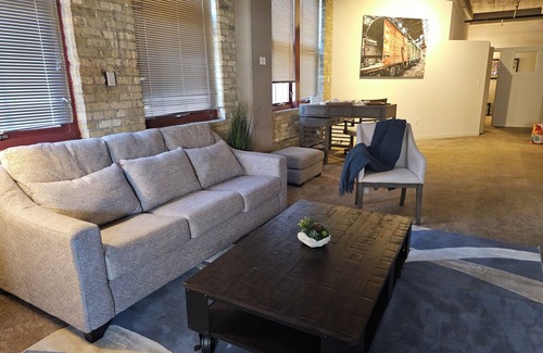 East Town Condo | Cozy 2-bedroom condo in charming Milwaukee with fitness room, WiFi