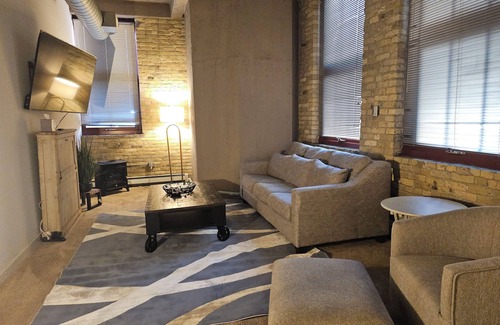 East Town Condo | Cozy 2-bedroom condo in charming Milwaukee with fitness room, WiFi