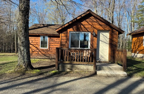 Munising Cottage | Cozy 2 bedroom cottage with full kitchen minutes from Pictured Rocks Cruises!