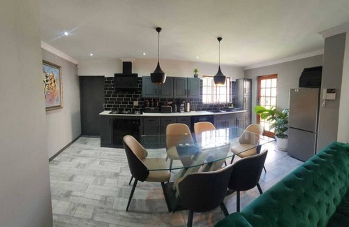 Edenvale Cottage | Cozy 2-bedroom cottage, close to the airport- Edenvale with modern facilities