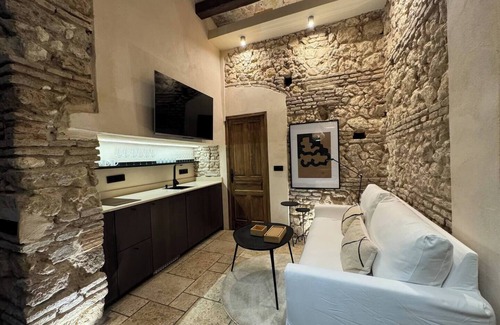 Bowrington Apartment | Cozy 2-bedroom apartment in perfect Hong Kong Island with WiFi, AC