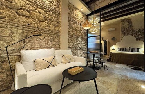 Bowrington Apartment | Cozy 2-bedroom apartment in perfect Hong Kong Island with WiFi, AC