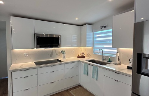 Twin Lakes House | Cozy 2-bedroom home in Key Largo with WiFi, AC & 45’ Private Docking.