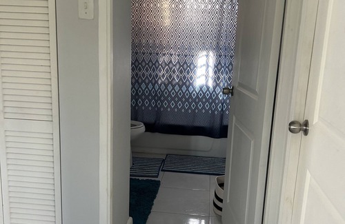 Old Harbour House | Cozy 2-bedroom house with WiFi, AC, Smart-Tv, 24 hour-Private Security