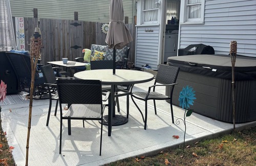 Terre Haute House | Cozy 2-bedroom house conveniently located to all Terre Haute has to offer.