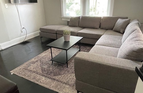 Westview House | Cozy 2-bedroom house that sleeps 7 with WiFi, AC in WestEnd Atlanta