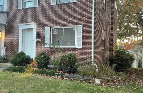 Bausman House | Cozy 2-bedroom house in Lancaster - Minutes to center city