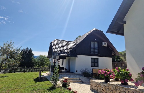 Vrelo Korenicko House | Cozy 2-bedroom house with WiFi, AC in beautiful Korenica