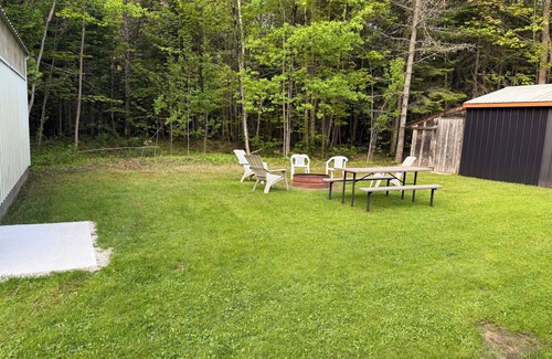 Paradise House | Cozy 2-bedroom house with WiFi in Paradise near restaurants and attractions