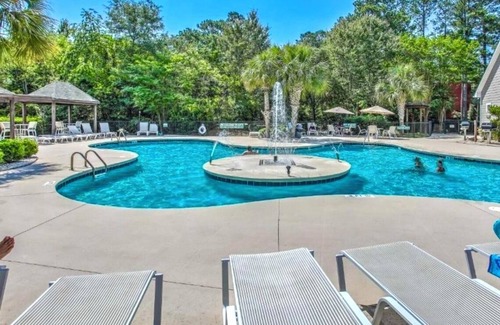 Vaught Condo | Cozy 2 bedroom in gated community filled with many amenities- blocks to beach