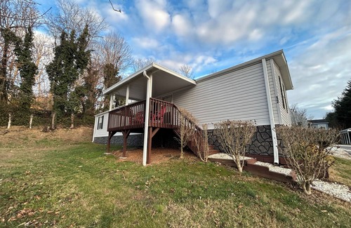 Woodfin House | Cozy 2-bedroom mobile home in beautiful Woodfin with WiFi, AC