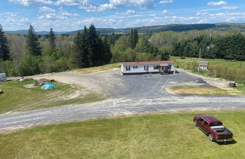 Saint David House | Cozy 2-bedroom mobile home in charming Madawaska with AC, WiFi