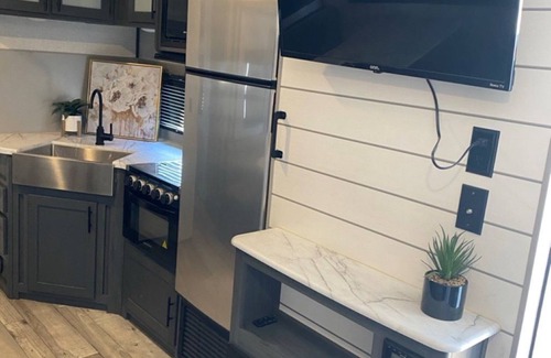 Florence RV Rental | Cozy 2-bedroom RV in a pleasant campground in brilliant Florence with AC, WiFi.