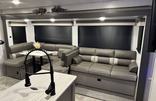 Las Vegas House | Cozy 2-bedroom RV in fabulous Las Vegas Close to downtown with WiFi and A/C