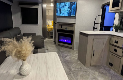 Las Vegas House | Cozy 2-bedroom RV in fabulous Las Vegas Close to downtown with WiFi and A/C