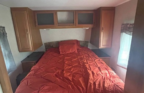 Euclid House | Cozy 2-bedroom RV with WiFi, AC in peaceful Euclid