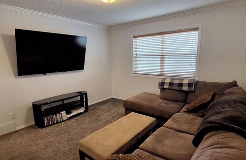 Royal Oak House | Cozy 2-Bedroom Shared Space (Not an Entire Home) – Your Gateway to the Mountains