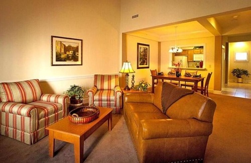 Lackey House | Cozy 2-bedroom townhome in charming Williamsburg with AC, WiFi, fitness room