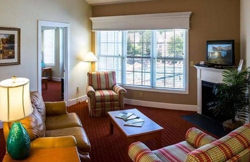 Lackey House | Cozy 2-bedroom townhome in charming Williamsburg with AC, WiFi, fitness room