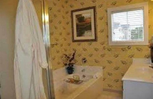 Lackey House | Cozy 2-bedroom townhome in charming Williamsburg with AC, WiFi, fitness room