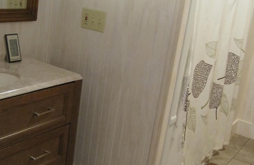Perry Cottage | Cozy 2 bedroom traditional cottage sleeps 6, plus optional king suite loft