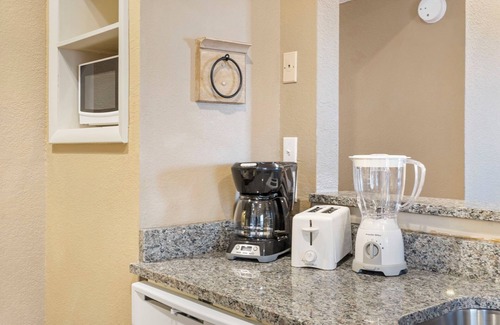 Kimberling City House | Cozy 2-Bedroom Bungalow-Near Table Rock Lake-Free Tickets-Cmty Pool-Pickleball