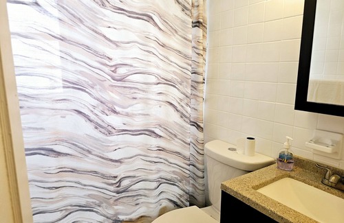 Biscayne Park House | Cozy 2 Bedroom with free parking on Premise