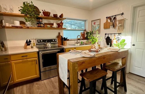 Historic Downtown Kissimmee Apartment | Cozy 2-beds Family Friendly Apt w/Pool, Full Kitchen in Downtown Kissimmee