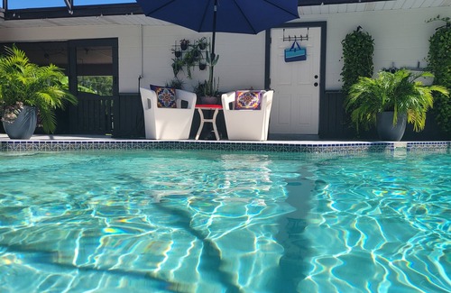 Historic Downtown Kissimmee Apartment | Cozy 2-beds Family Friendly Apt w/Pool, Full Kitchen in Downtown Kissimmee