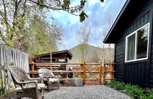 Hailey House | Cozy 2 br/2ba bungalow with beautiful garden close to Sun Valley!