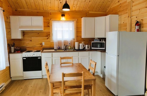 West Hants Cottage | Cozy 2 BR Log Cottage w/Firepit Bbq,close to lakes, vineyards, zipline & Skiing