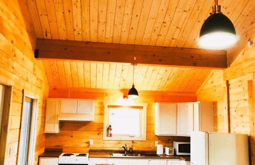 West Hants Cottage | Cozy 2 BR Log Cottage w/Firepit Bbq,close to lakes, vineyards, zipline & Skiing