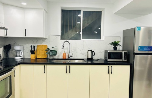 Central Erin Mills Apartment | Cozy 2 BR suite close to Airport,Crdt V hosptl in a hilly setting in Mississauga