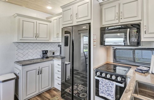 Pine Grove House | Cozy 2-Guest RV on Nature Farm
